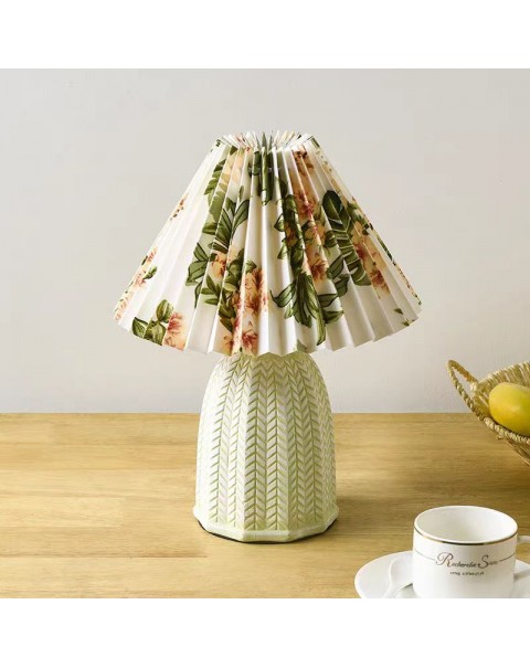 vintage retro pleated table lamp bedroom bedside lamp Korean ins girl heart B&B cafe decoration lamp small