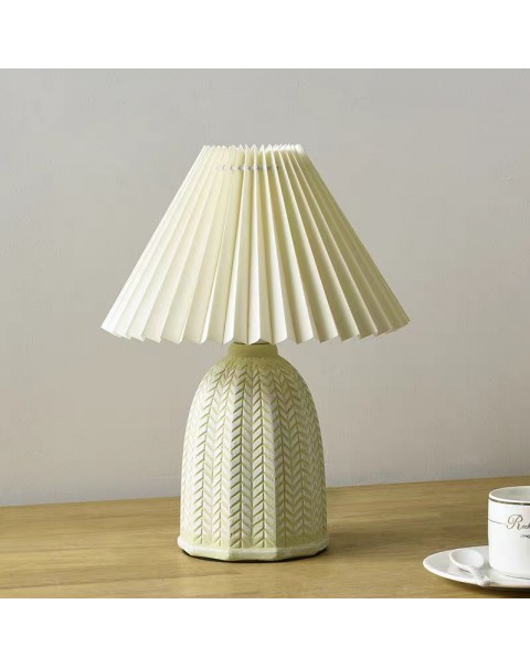vintage retro pleated table lamp bedroom bedside lamp Korean ins girl heart B&B cafe decoration lamp small